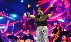 ebru-yasardan-buyuleyici-sahne-performansi-hastaliga-inat-QsbGlKKV.jpg