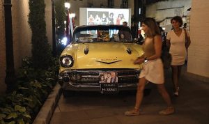 goksel-arsoyun-1957-model-chevroletsi-sanathanede-sergilendi-2PzpYJxK.jpg