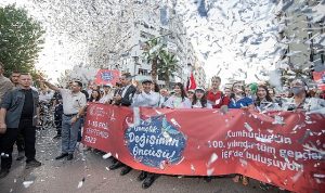 92-izmir-enternasyonal-fuari-dunya-genclerinin-enerjisiyle-basladi-uztda8g3.jpg