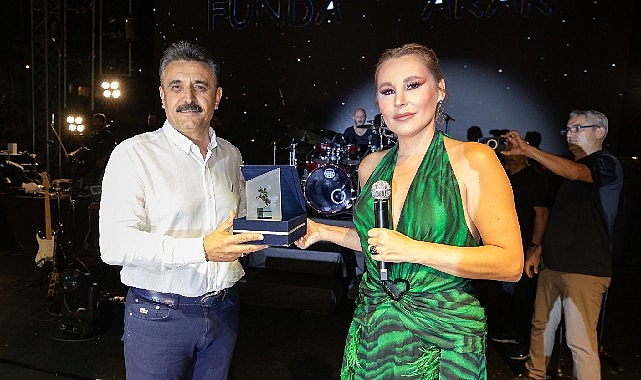 İlber Ortaylı ve Funda Arar Dikili’yi Salladı