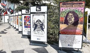 kadikoyde-plaklar-baris-manco-anisina-donuyor-9kt2tSts.jpg