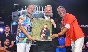 menemende-hakan-altun-ve-husnu-senlendiriciden-zafer-konseri-bDaEece2.jpg