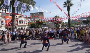 cesme-festivali-akdeniz-temasiyla-buyuk-bir-coskuyla-basladi-gtNijram.jpg