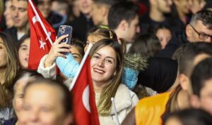 buyuksehir-manus-babayi-ulada-vatandaslarla-bulusturdu-VwUPHePj.jpg