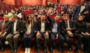 chp-lideri-ozgur-ozel-dunyaca-unlu-soprano-pervin-chakarin-kadikoyde-verdigi-konsere-katildi-vJSsxO5T.jpg