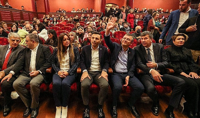 CHP lideri Özgür Özel, dünyaca ünlü soprano Pervin Chakar’ın Kadıköy’de verdiği konsere katıldı