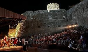 deli-dumrul-oyunu-bodrum-kalesinde-ayakta-alkislandi-Mc8T2Kft.jpg