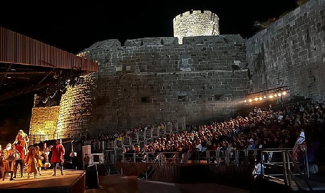 Deli Dumrul oyunu Bodrum Kalesi’nde ayakta alkışlandı