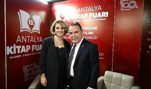 13-antalya-kitap-fuarinda-yazarlar-okurlariyla-bulusuyor-9NtC82iq.jpg