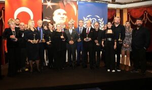 ismet-kuntay-tiyatro-odullerinden-sehir-tiyatrolarina-cumhuriyetin-100-yili-ozel-odulu-1aUVJyay.jpg