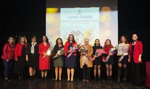 kadin-yazarlar-odullerine-kavustu-RUQaVt2H.jpg