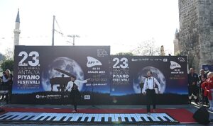piyano-sihirbazlari-antalya-ve-alanyada-gosteri-yapti-BHW57h73.jpg