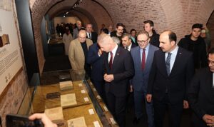 baskan-altay-hz-mevlanaya-ve-konyaya-yakisan-ozel-bir-sergi-oldu-gTzuvR6c.jpg