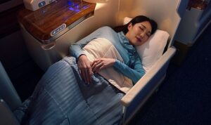 emirates-business-class-yolcularini-uzun-ucuslarda-daha-rahat-ettirecek-yeni-ucak-ici-kiyafet-setini-QSyT9Vii.jpg