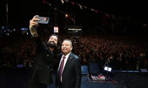 atanin-antalyaya-gelisi-koray-avci-konseriyle-kutlandi-Y3uCxvlq.jpg