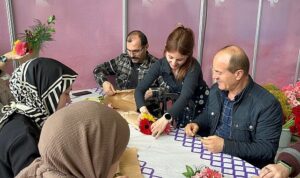 beyler-kadin-festivalinde-eslerine-cicek-yapti-tDL3v2XY.jpg