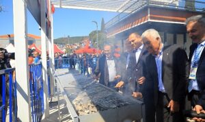 binlerce-vatandas-hamsi-festivali-icin-kent-meydaninda-bir-araya-geldi-Sj5IL2zJ.jpg