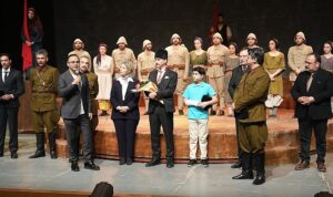 cumhuriyete-dogru-tiyatro-oyununa-izmirde-buyuk-ilgi-mt3vHCQW.jpg
