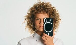 dikkat-cekici-tasarimiyla-fark-yaratan-nothing-phone-1-kisa-sureligine-indirimde-tNb5eaJv.jpg