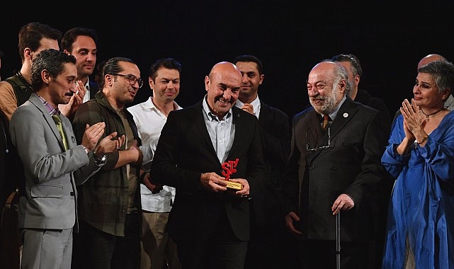 İzmir Şehir Tiyatrosu sanatçılarından Başkan Soyer’e teşekkür “Türk tiyatrosunda tarih yazdınız Sayın Başkan”