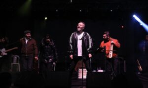 karadenizliler-gecesinde-resul-dindar-costurdu-Aett1ivM.jpg