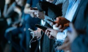 telefonunuzu-elinizden-birakamamanizin-5-nedeni-NRzJOFjF.jpg