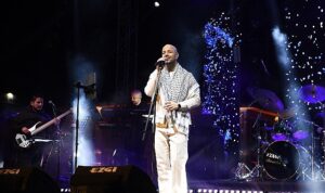 unlu-sarkici-maher-zain-en-guzel-ilahilerini-osmangazi-meydaninda-soyledi-dqys6ESy.jpg
