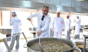 uskudarda-dev-kazanlar-ramazanda-iftar-icin-kayniyor-10-ayri-noktada-30-bin-kisiye-sicak-tC4HpCtc.jpg