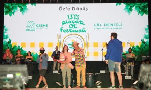 13-alacati-ot-festivalinde-ayhan-sicimoglu-ruzgari-TlUlghPu.jpg