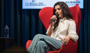 20-akbank-kisa-film-festivalinde-gokce-bahadir-soylesisine-sinemaseverlerden-yogun-ilgi-dIxP3CJT.jpg