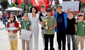 23-nisan-ulusal-egemenlik-ve-cocuk-bayrami-kinikta-coskuyla-kutlandi-SW6Y2prU.jpg