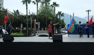 23-nisan-ulusal-egemenlik-ve-cocuk-bayrami-kutlamalari-kapsaminda-azerbaycan-dans-topluluklari-kemerde-gosteri-LHX3zPJ7.jpg
