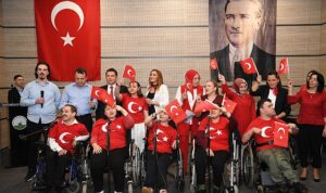 baskan-aydin-engelsiz-koroya-eslik-etti-v9DOVX5I.jpg