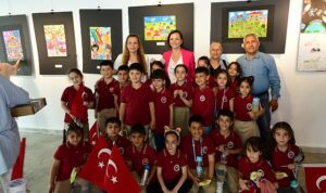 baskan-kinay-cocuklara-resim-yarismasi-odullerini-verdi-yazmaktan-ve-cizmekten-asla-vazgecmeyin-tNMOd7BI.jpg
