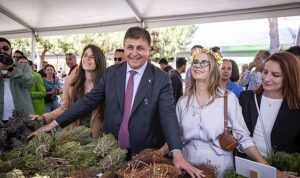 baskan-tugay-alacati-ot-festivalinin-acilisini-yapti-jbHjMZVX.jpg