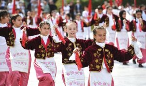 cumhuriyet-meydani-cocuklarin-gosterileriyle-renklendi-Pgcv4XaK.jpg