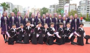 dunya-cocuklari-yenisehir-belediyesinin-23-nisan-kutlamalarinda-bulustu-vTiDL8wn.jpg