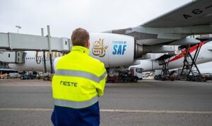 emirates-amsterdam-schiphol-havalimanindaki-ucuslari-icin-surdurulebilir-havacilik-yakiti-tedarikine-basladi-TBZBERDF.jpg