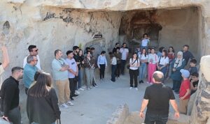 nevsehir-haci-bektas-veli-universitesi-nevu-turizm-fakultesi-ogrencileri-kayasehir-ve-meryem-ana-kilisesini-H8KUyQQK.jpg