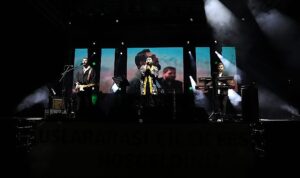 sakilerden-bayindirda-muhtesem-konser-1zHU4QhQ.jpg