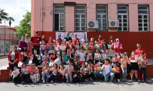 turk-kizilay-23-nisan-ulusal-egemenlik-ve-cocuk-bayraminda-dezavantajli-bolgede-egitim-goren-cocuklar-6vTalYpL.jpg