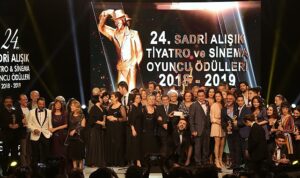 25-sadri-alisik-tiyatro-sinema-oyuncu-odulleri-adaylari-aciklandi-pZTzRPOI.jpg