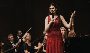 52-istanbul-muzik-festivali-ilyun-burkevin-buyuleyici-performansiyla-basladi-FQDRaQYD.jpg
