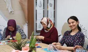 anne-sehirde-atik-malzemeler-sanat-eserine-donusuyor-MVSxUlR7.jpg