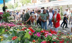 bayindir-cicek-festivali-son-gununde-de-doldu-tasti-AxWgGG4z.jpg