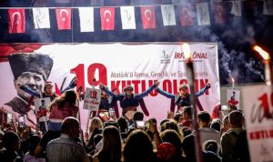bayraklida-19-mayis-coskusu-yasandi-k3TE3JV1.jpg