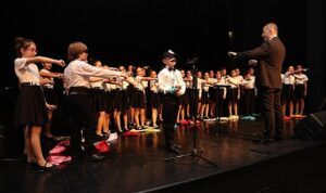 cocuk-ve-genclik-korosundan-muhtesem-performans-E9Tsg8aP.jpg