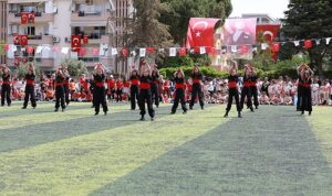 genclerin-halk-oyununa-giderek-artan-ilgisine-efes-selcuk-belediyesi-destek-oluyor-Z9sHgKNe.jpg
