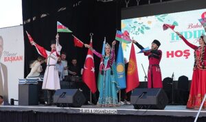 kecioren-belediyesi-tarafindan-ilcedeki-kalaba-kent-meydaninda-duzenlenen-hidirellez-bayrami-coskuyla-kutlandi-snpGl8v2.jpg