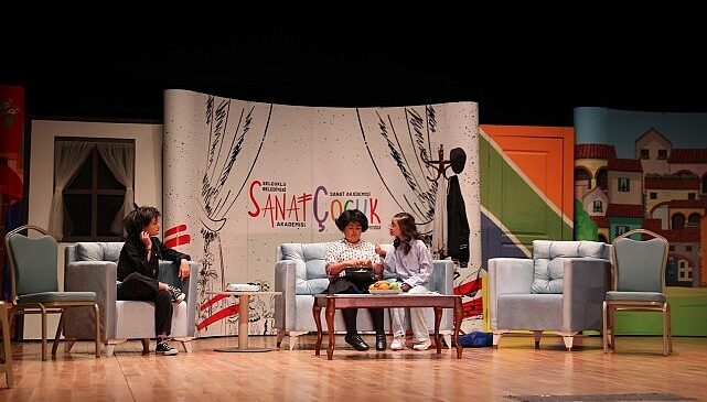 Selçuklu Belediyesi Sanat Akademisi’nde tiyatro eğitimi alan öğrencilerin sahneye aktardıkları “Paldır Güldür Şov” isimli tiyatro gösterisi bir kez daha izleyicilerden büyük beğeni aldı